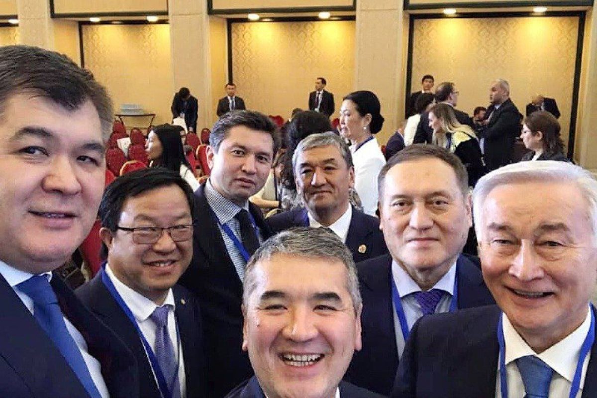 Экс-министр Елжан Біртанов Facebook-ке оралды. Оқырмандар реакциясы
