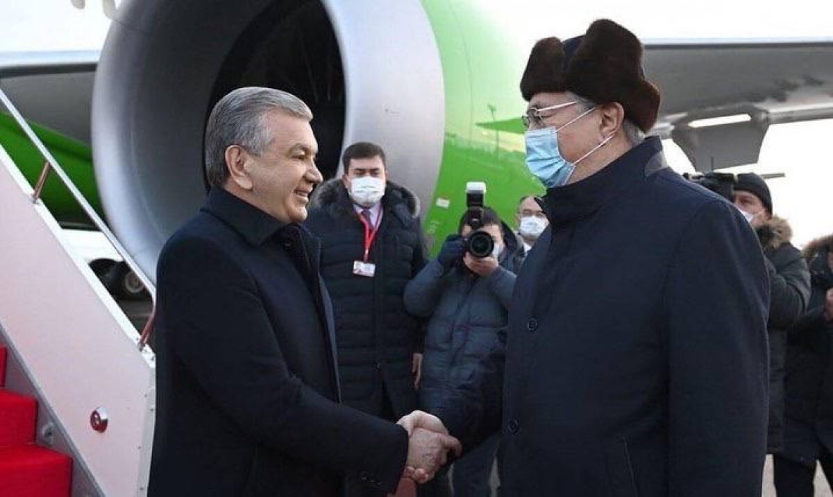 Өзбекстан президентін ұшақтан Тоқаевтың өзі күтіп алды