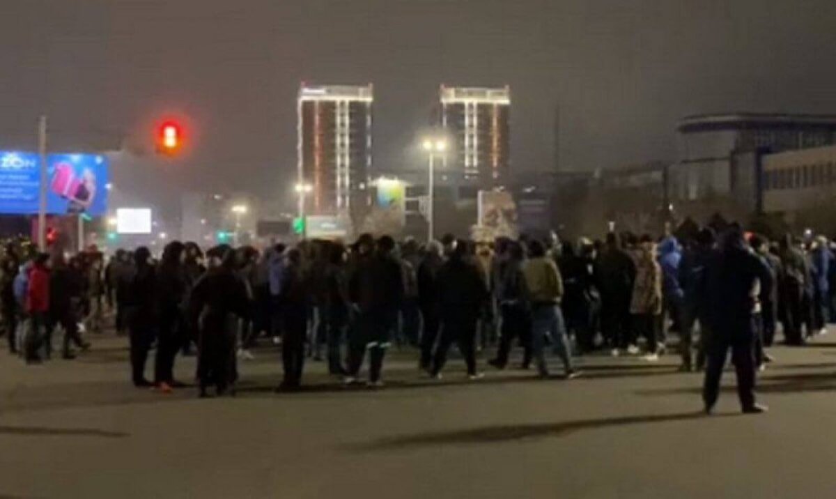Ақтауда алаңға жиналғандар орталық жолды жапты