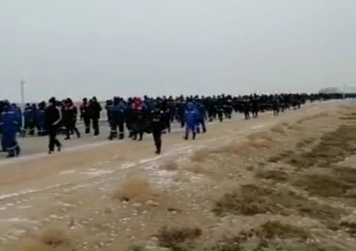 «Қаламқастағы» жұмысшылар 300 шақырымдағы Ақтауға жаяу шығып кетті