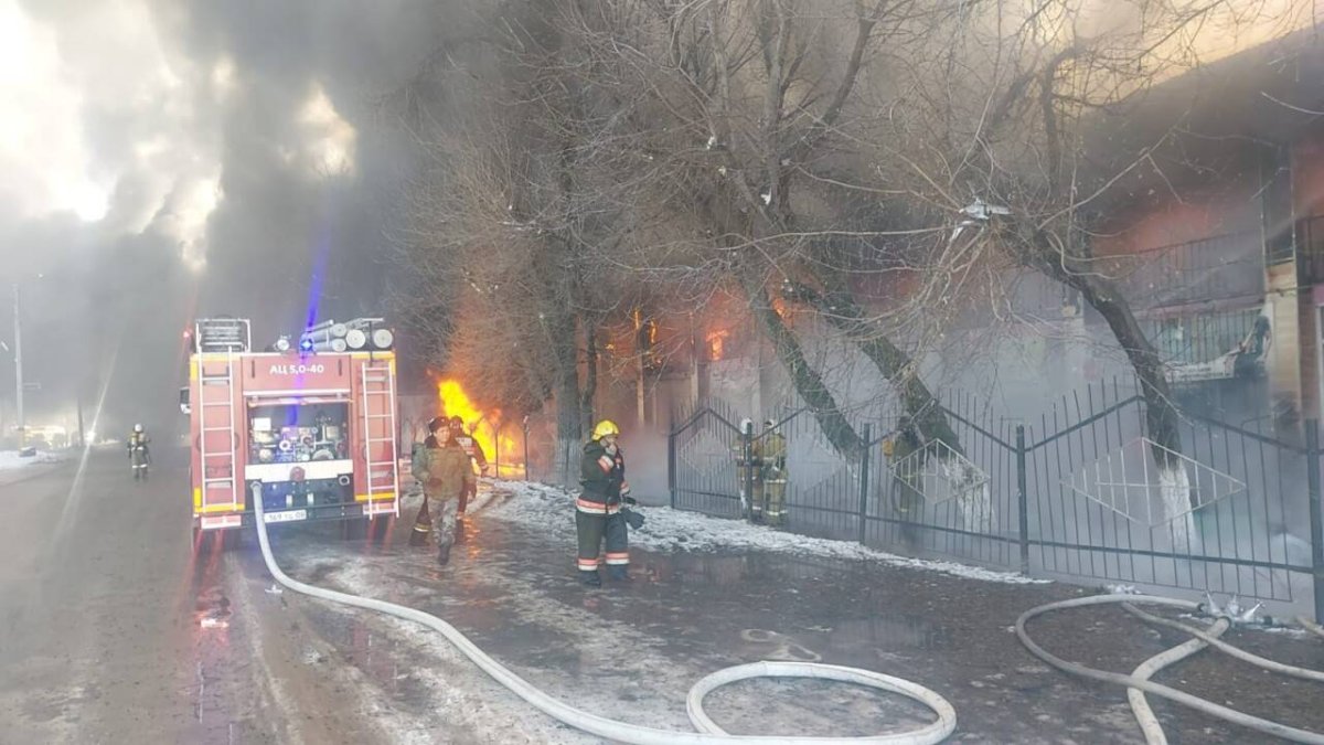 Таразда Ақсай базары өртенді