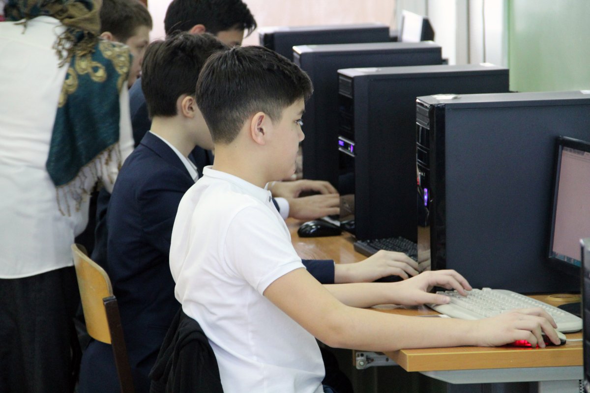 Ученики кз. Компьютерное тестирование школьников. Школьный компьютер. Школьников тестирование компьютер. Казахские школьники.