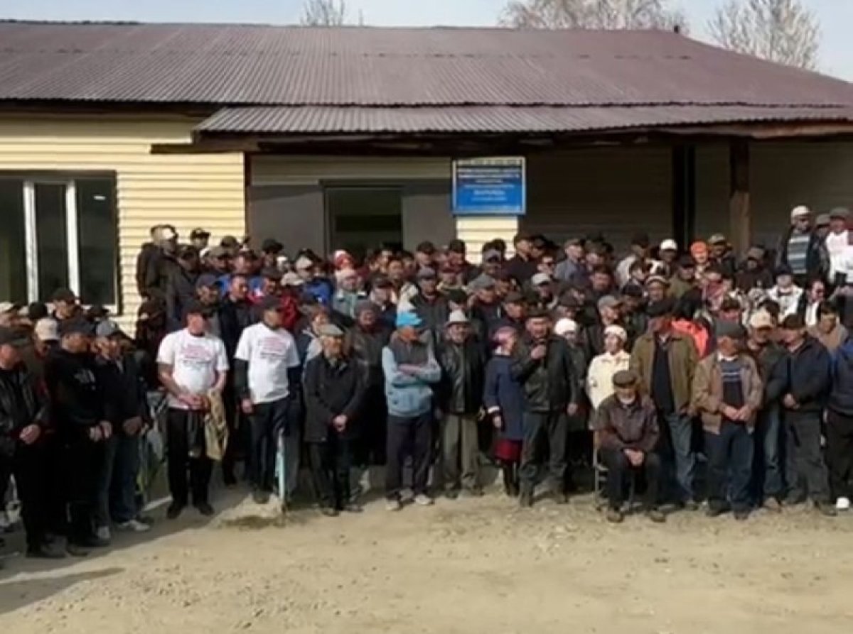 "Омондар жоламасын, полицияны неге әкелдіңдер": Маралдыда алтын зауытына қарсы тағы жиын өтті