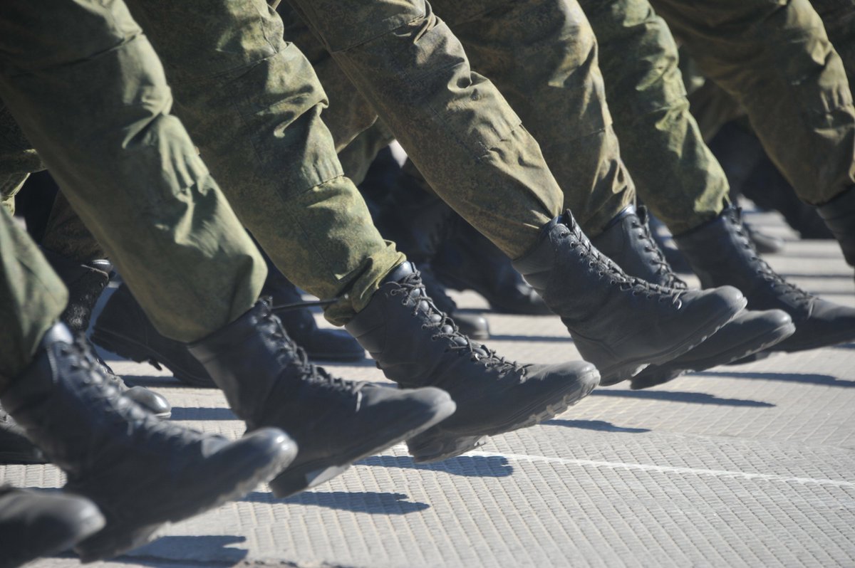 Военные шагают. Строевые сапоги армейские. Военные ноги. Солдаты маршируют ноги. Армия Эстетика.
