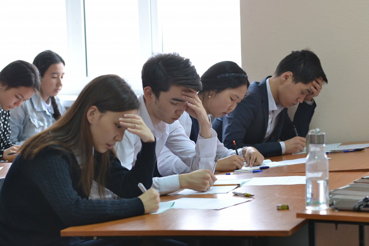 Ғылым және жоғары білім. Казахские студенты Атырау. Атырау жители. Фото оқушылармен. Ученики пресса Атырау.