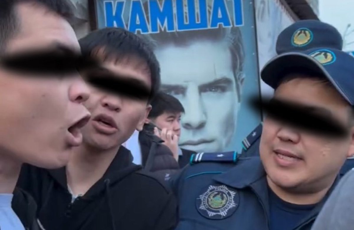 Жастарды неге мәжбүрлейсің – Қазнетте әскерге адам жинаған полицейлермен дау қызу талқыға түсті