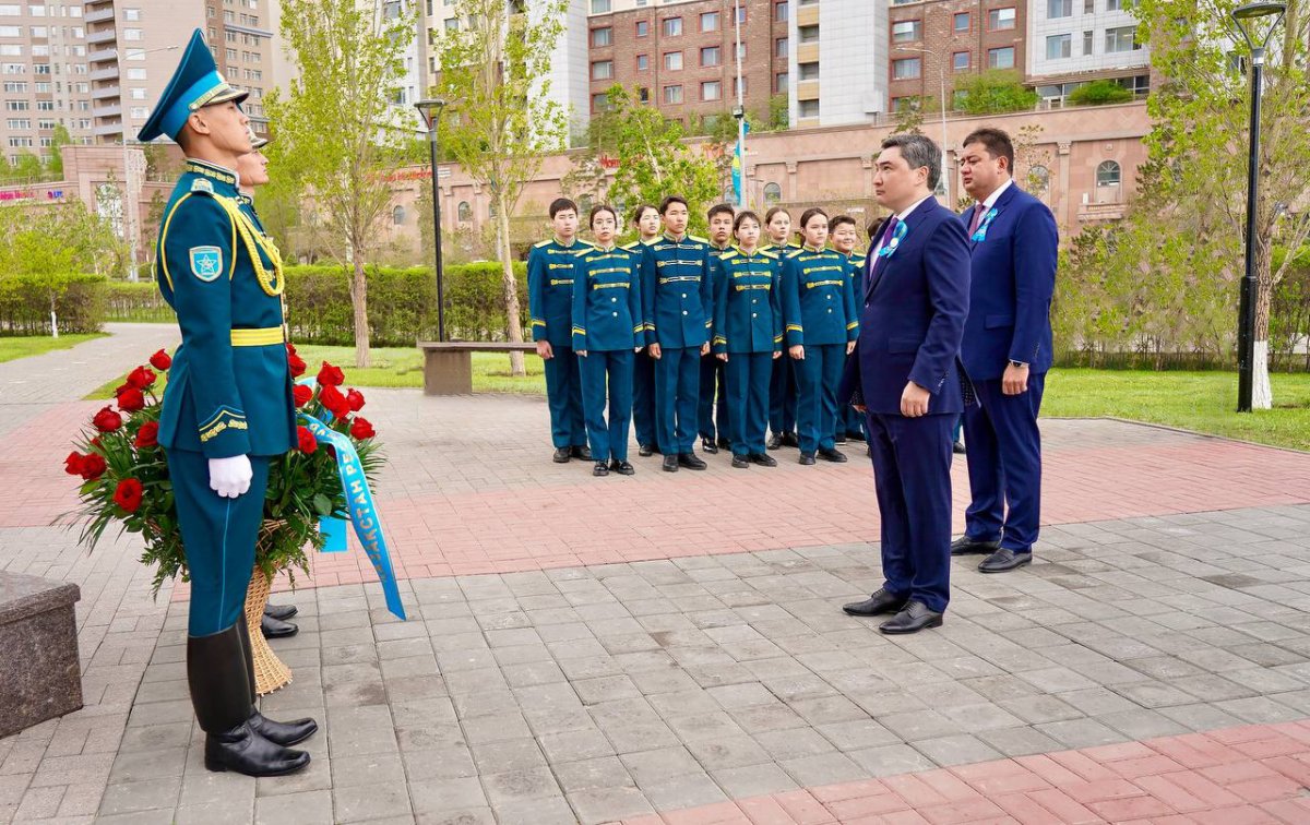 Премьер-министр Рейхстагқа ту тіккен Рақымжан Қошқарбаевтың ескерткішіне гүл шоқтарын қойды