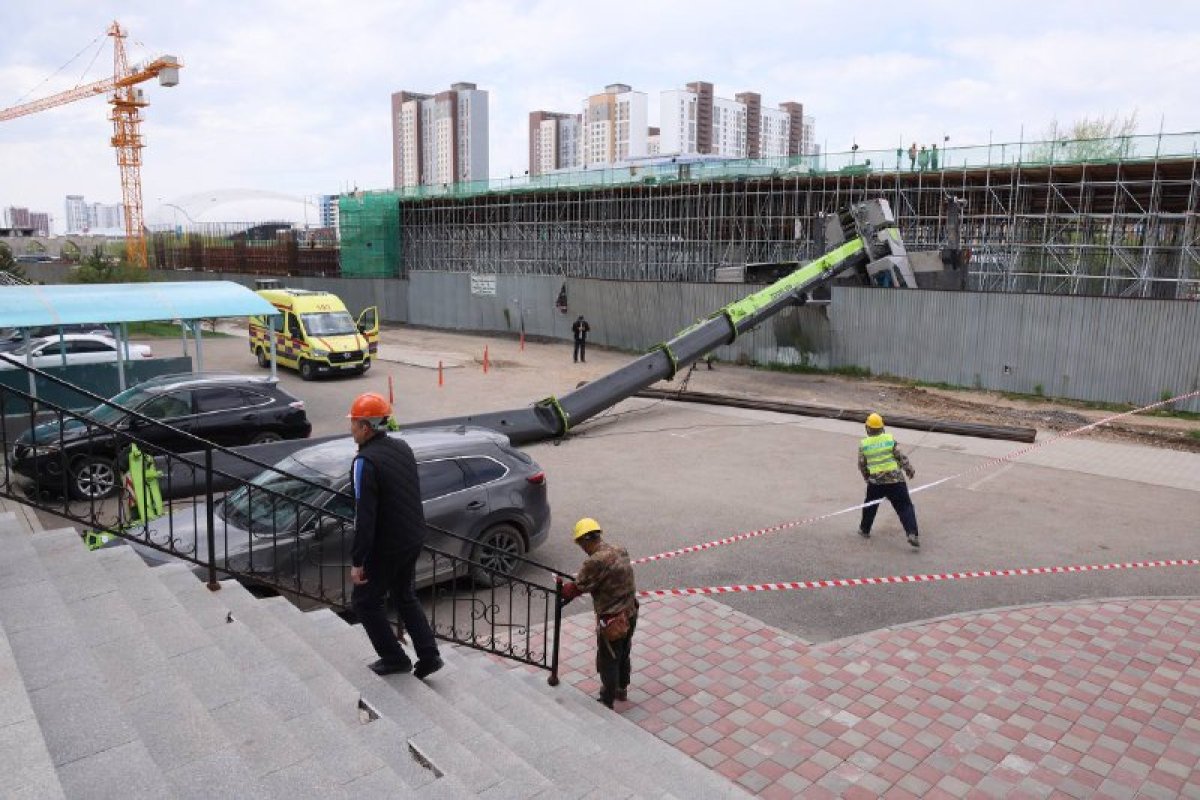 Астанада LRT құрылысы кезінде кран құлады