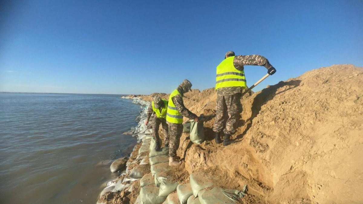 Жайық өзенінің түбі тереңдетіліп жатыр