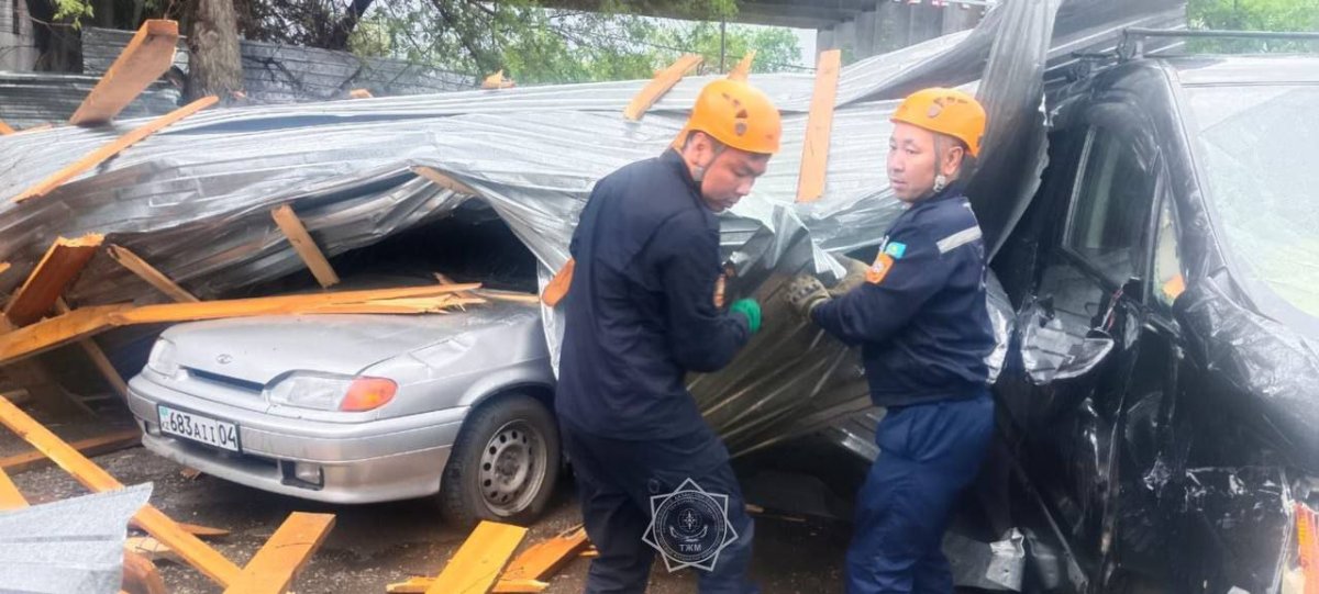 Ақтөбеде шатыр басып қалған көліктің ішінен екі адам шыға алмай қалған