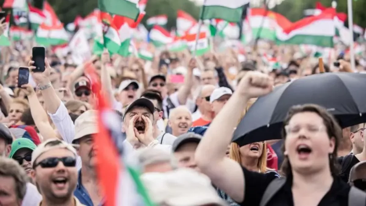 Венгрияда ЕО сайлауымен қатар мыңдаған адам митингке шықты