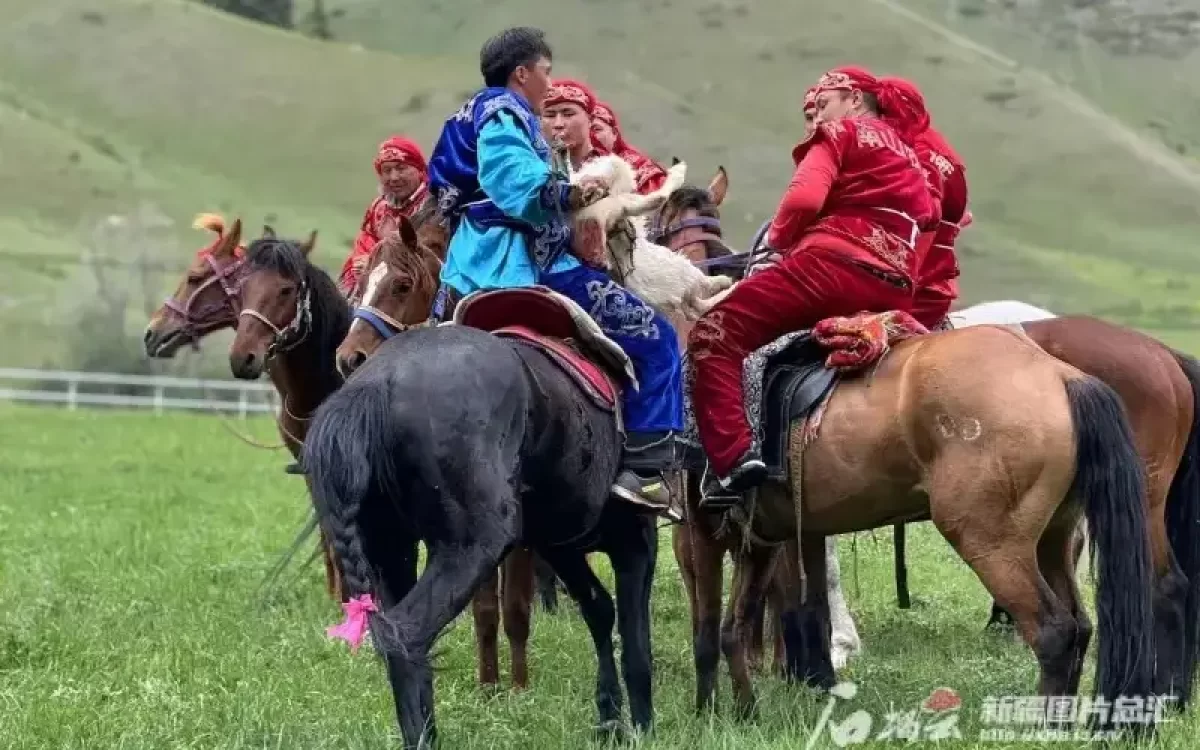 Үрімжі тауында мың адам қара жорға биледі