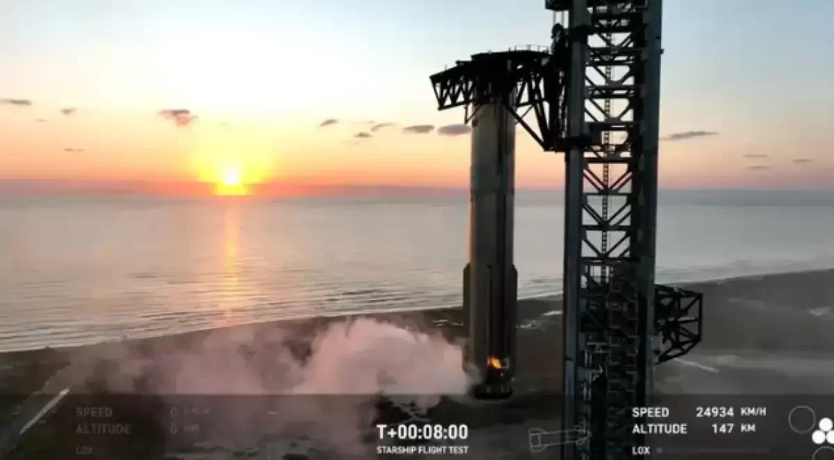 Тарихи сәт: SpaceX әлемдегі ең қуатты зымыранды сәтті қондырды (ВИДЕО)