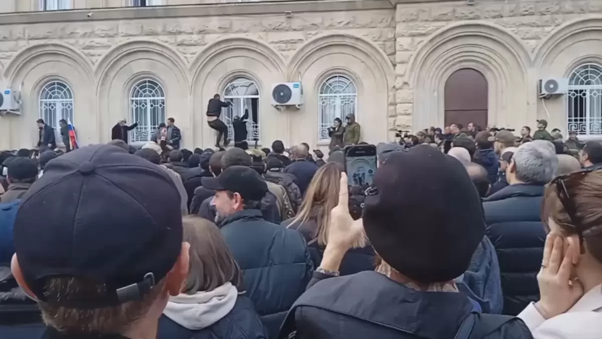 Абхазияда наразылық білдірушілер парламент ғимаратын басып алуға тырысты