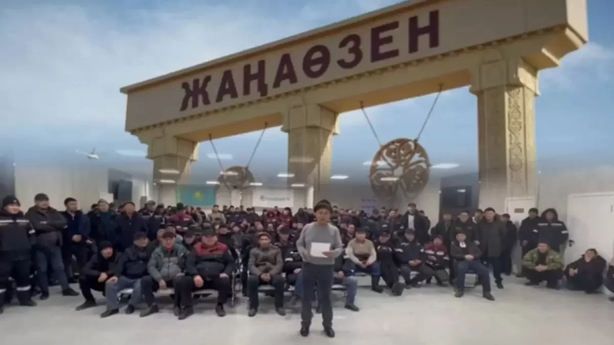 «ҚазМұнайГаз бері келген жоқ»: Жаңаөзенде жұмысшылар ереуілдетіп тұрғанына 10 күн болды