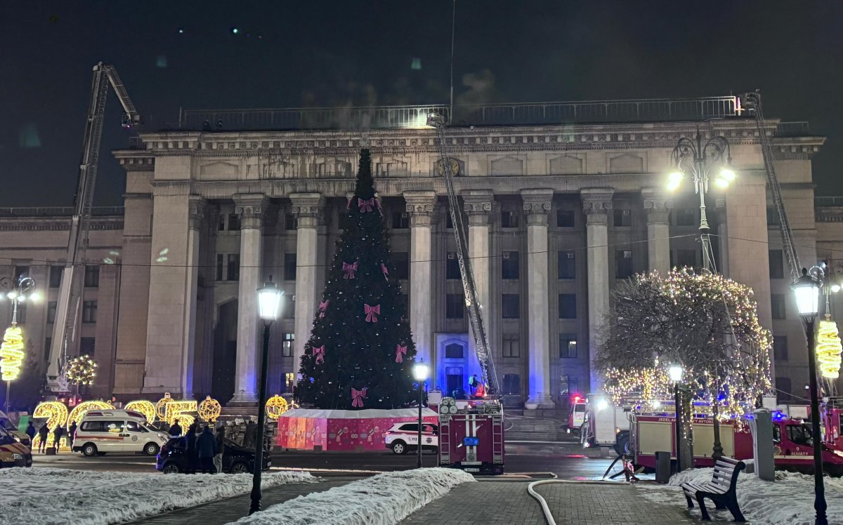 Алматыдағы ҚБТУ ғимараты өртеніп жатыр. Оқиға орнынан репортаж