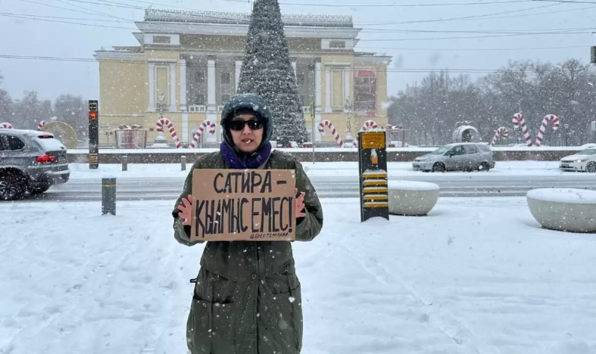 Алматыда пикетке шыққан тағы бір белсендіні полиция ұстап әкетті