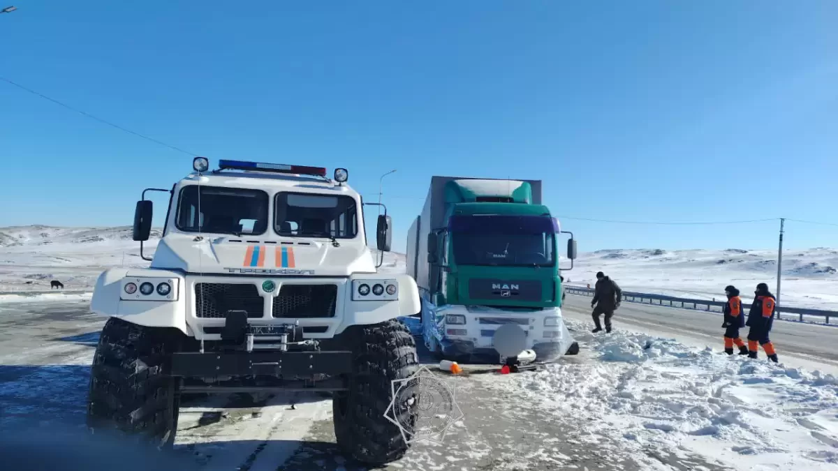 Аяздағы арпалыс: жүк көлігінің жүргізушісі Қордай асуында 5 күн жатқан