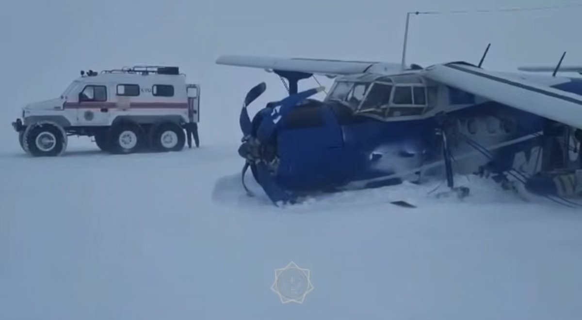 Арқалықта санитарлық ұшақ әуежайға жетпей жерге қонуға мәжбүр болды