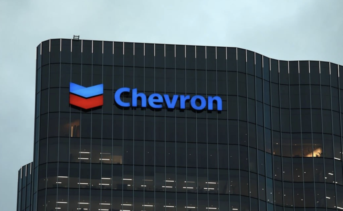 Қазақстанда жұмыс істейтін Chevron мыңдаған қызметкерін жұмыстан шығарғалы жатыр