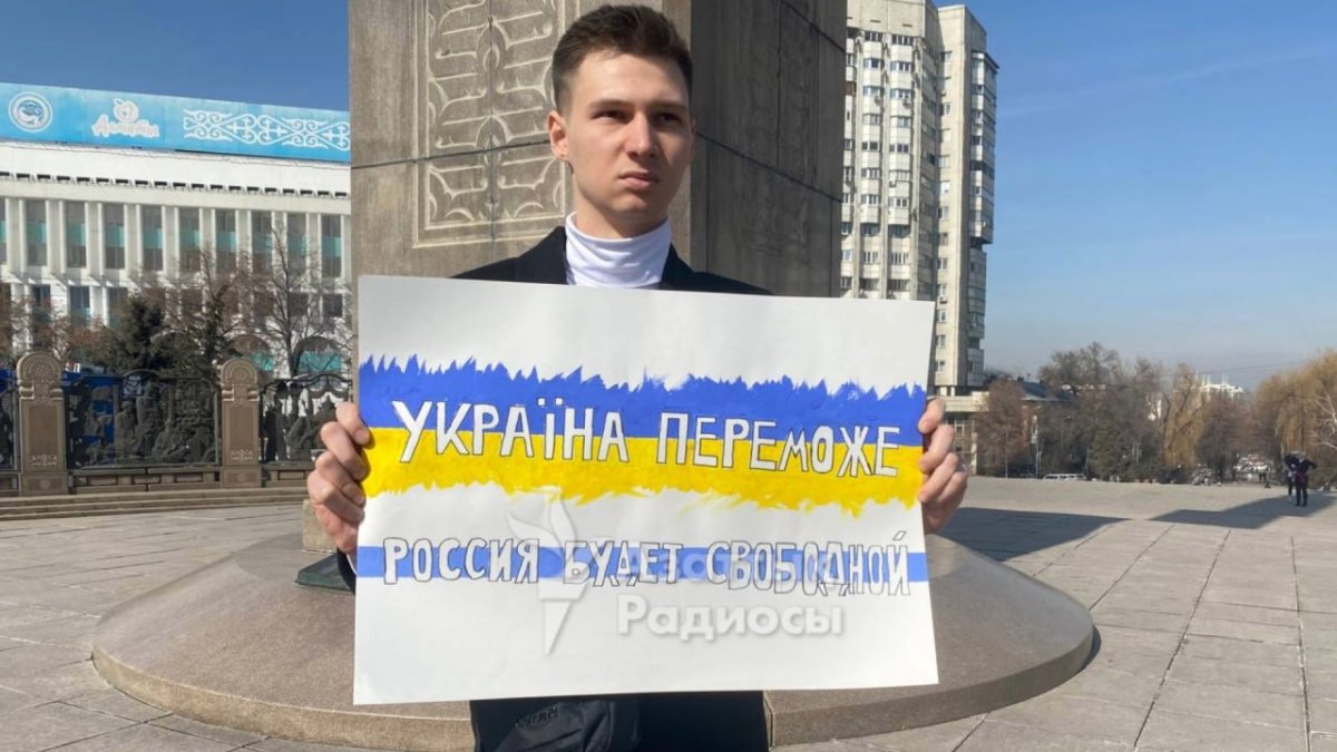 Ресей азаматы Алматыда Украинаны қолдап, пикетке шықты