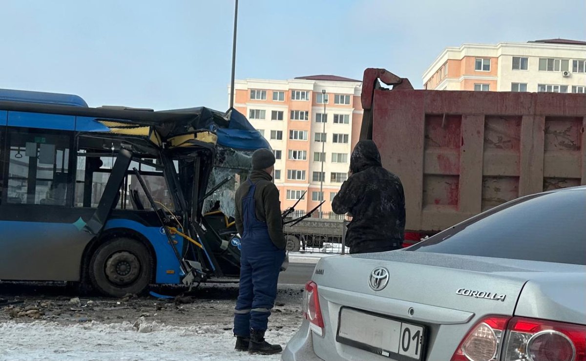 Астанада жолаушылар автобусы жүк көлігімен соқтығысты