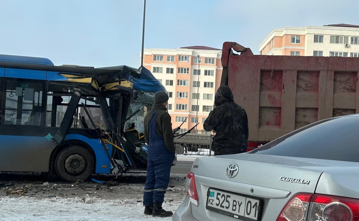 Астанадағы автобус апатынан екі адам зардап шекті