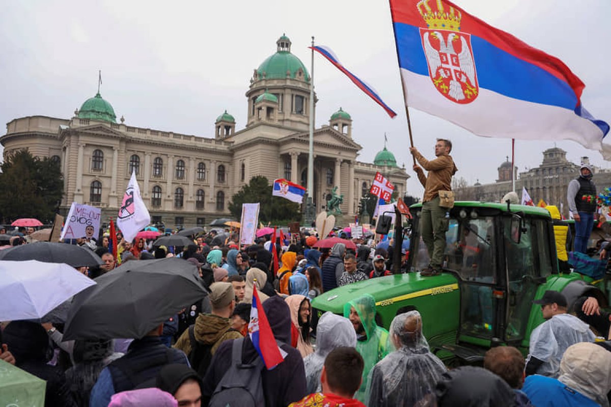 Белградтағы ауқымды митинг: наразылық шеруіне қатысқандар саны 100 мыңнан асты