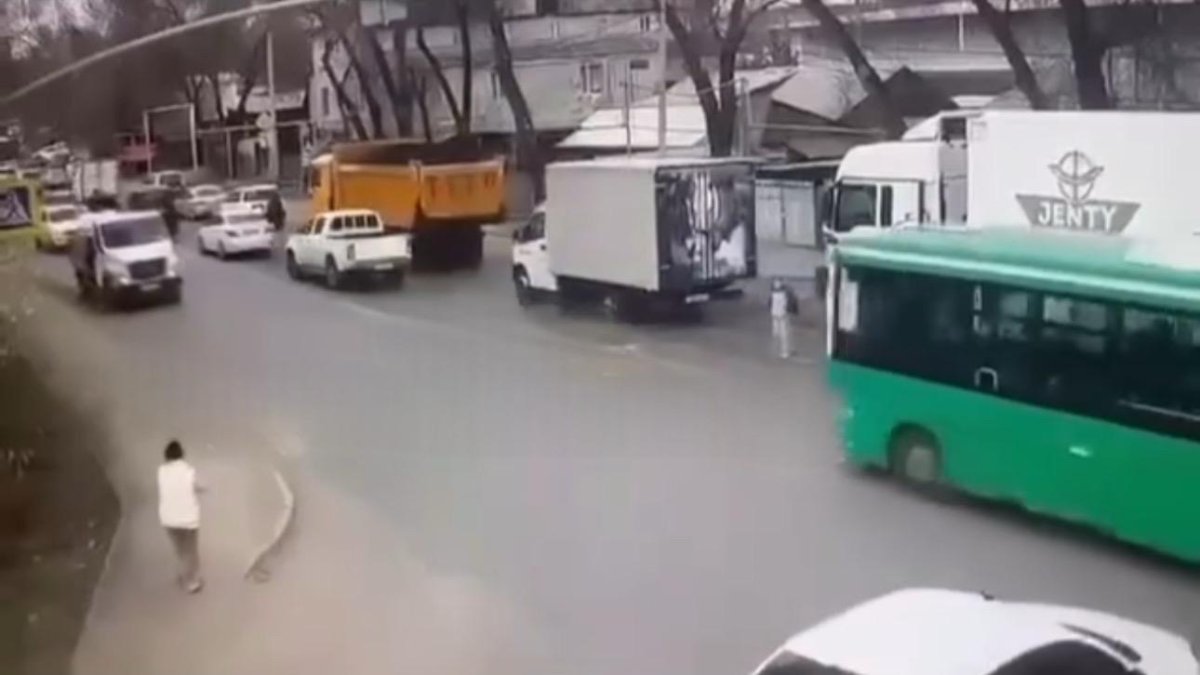 Анасының көзінше жүк көлігі баланы басып кетті: оқиғаның мән-жайы айтылды