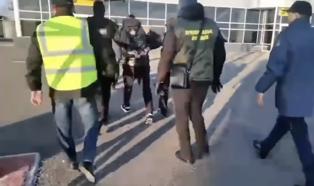 9 жылдан бері іздеуде жүрген адам ұшақтан түскен бойда ұсталды