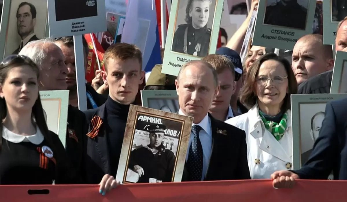 Қазақстанға қарсы гибридті соғыс жүріп жатыр: Ресей «Мәңгілік полк» шеруімен нені көздейді