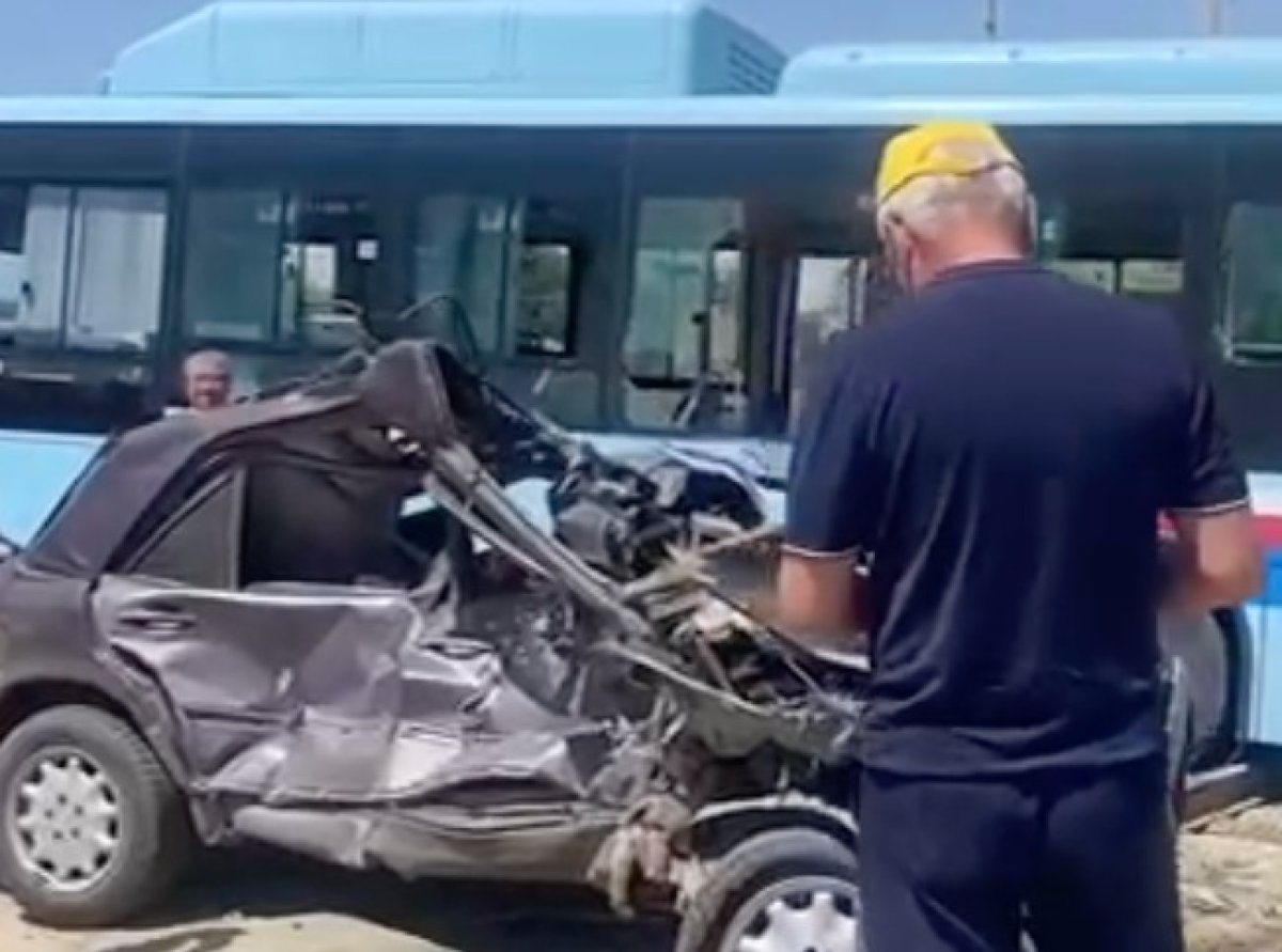Таразда жеңіл көлік автобус пен жүк пойызы вагонының арасында қысылып қалды