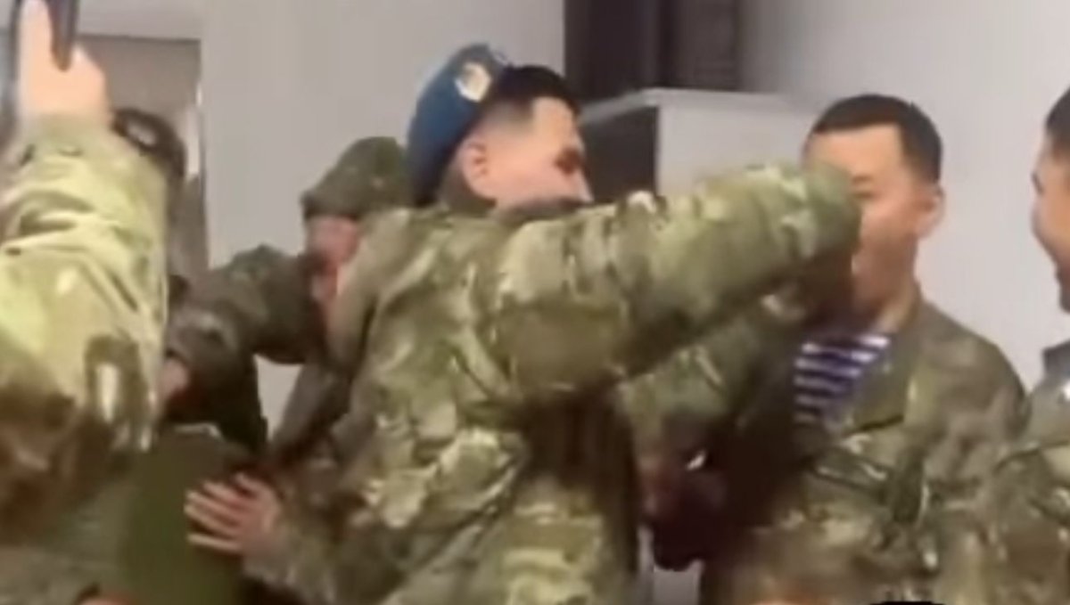 "Братан, мен құсам". Сарбаздардың әскерде түсірген видеосы Қазнетте талқыға түсті