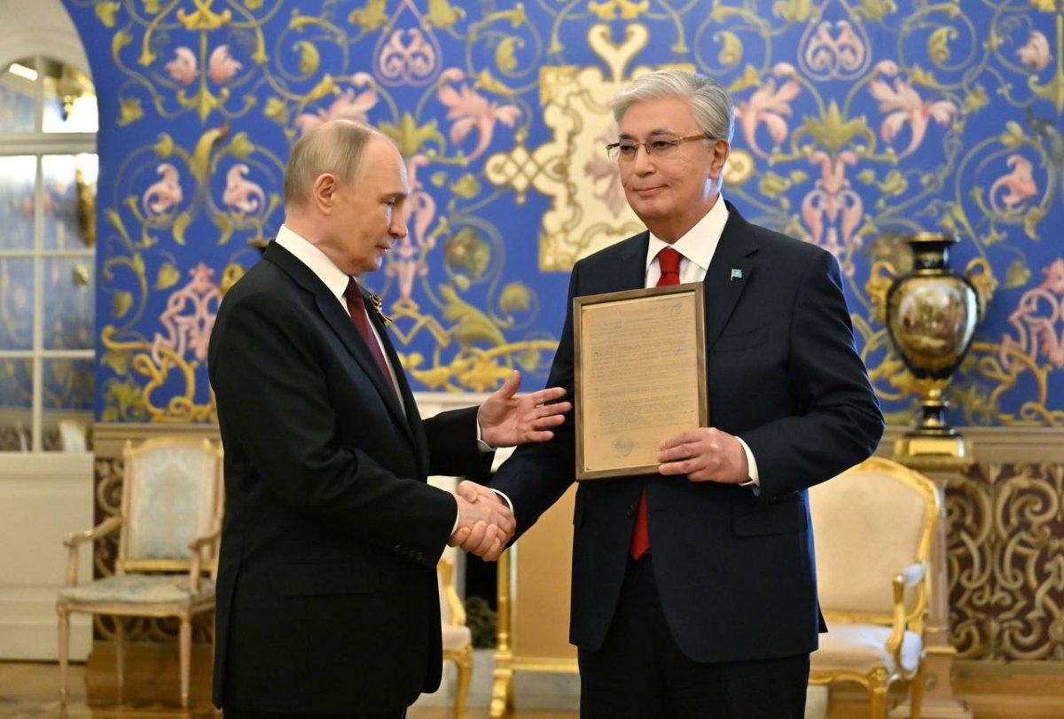Путин Тоқаевқа әкесіне арналған марапат парағын табыс етті