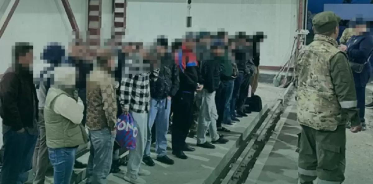 Қазақстаннан Ресейге 29 шетелдікті жүк көлігінде жасырып өтпек болғандар ұсталды