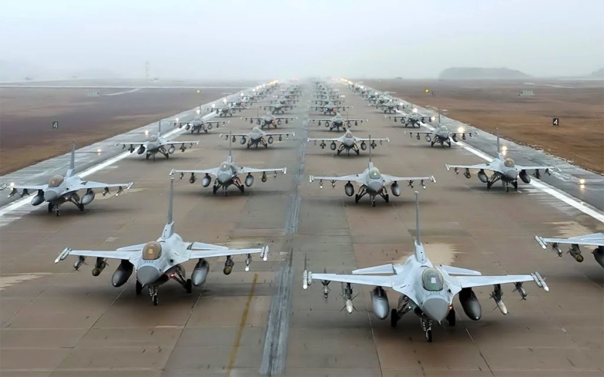 Нидерланды өзінде бар F-16 ұшақтарын толық Украинаға тапсырады