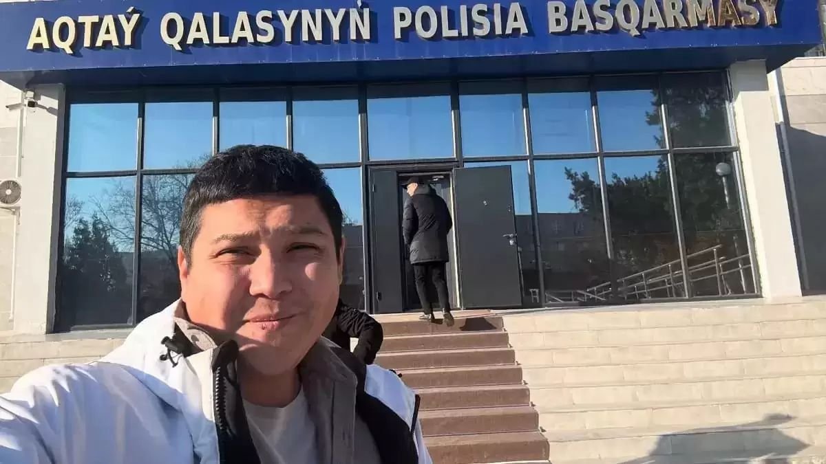 Блогер Азамат Сәрсенбаев “антикорға жала жапты” деген айыппен 20 күнге қамалды