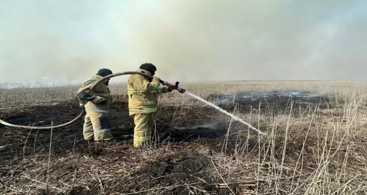 Қайта жану қаупі бар: Атырауда бес күннен бері түтін тұмшалап тұрған өрт сөндірілді