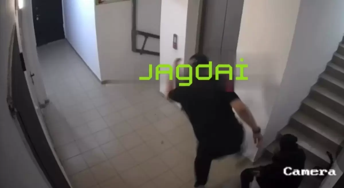 Атырауда ер адам қызды аяусыз ұрған сәт видеоға түсіп қалды