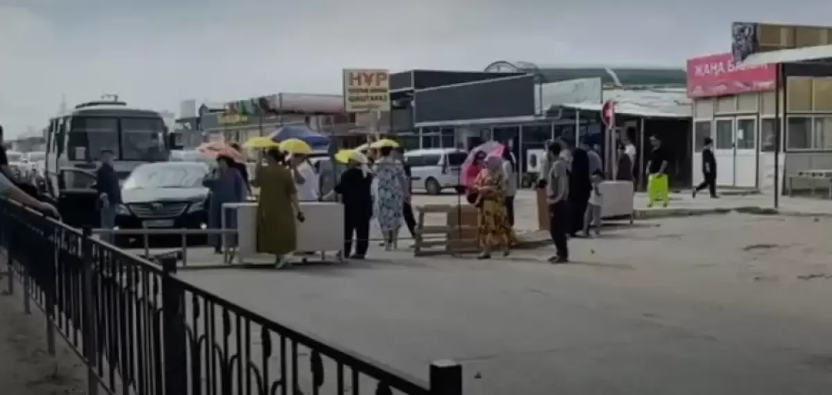Жаңаөзен тұрғындары жарықтың өшуіне байланысты көшеге шығып, жолды жауып тастады