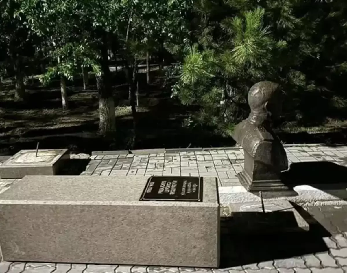 Атырауда кішкентай қыздың үстіне ескерткіш құлап мерт болды: сот үкімі шықты