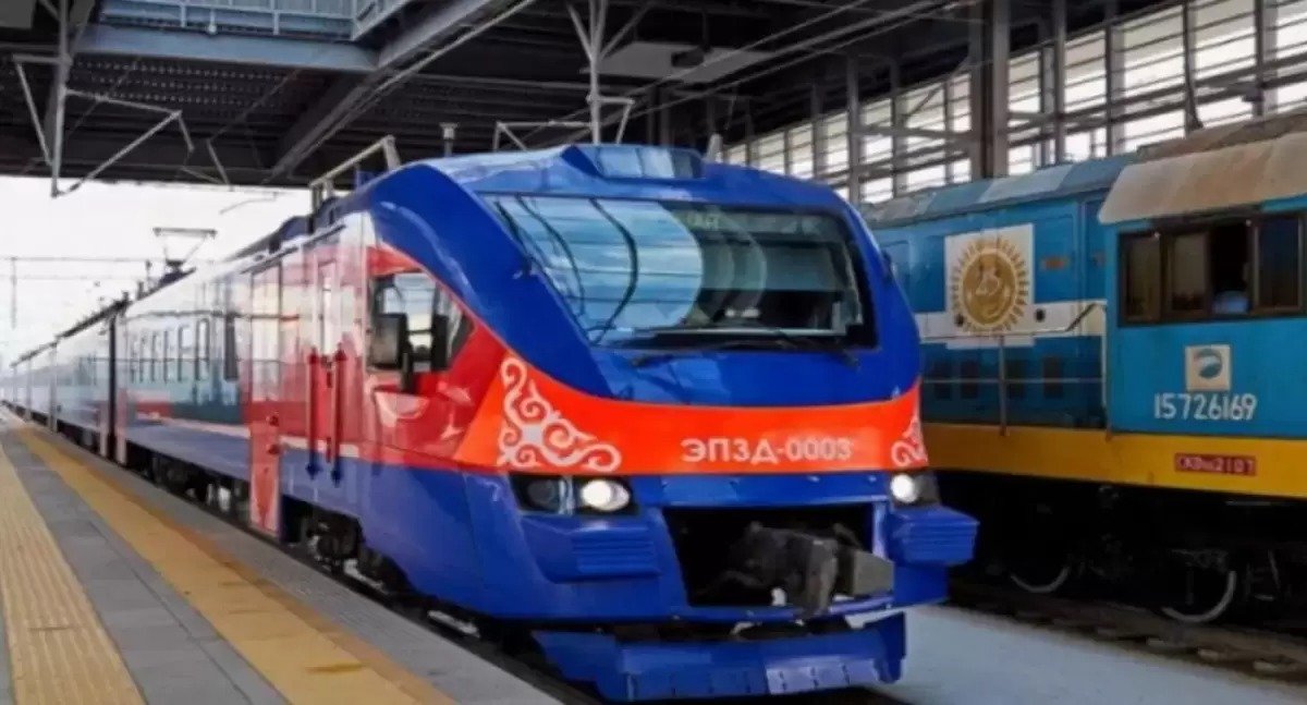 Алматыда пойыздың төбесіне шыққан жасөспірімді тоқ соқты