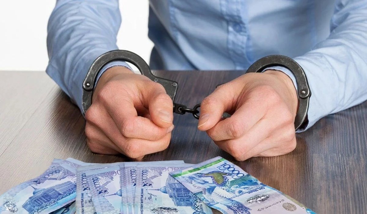 Пәтер мен көлік сатып алған: Шымкентте "450 миллион теңге жымқырған" мектеп есепшісі сотталды