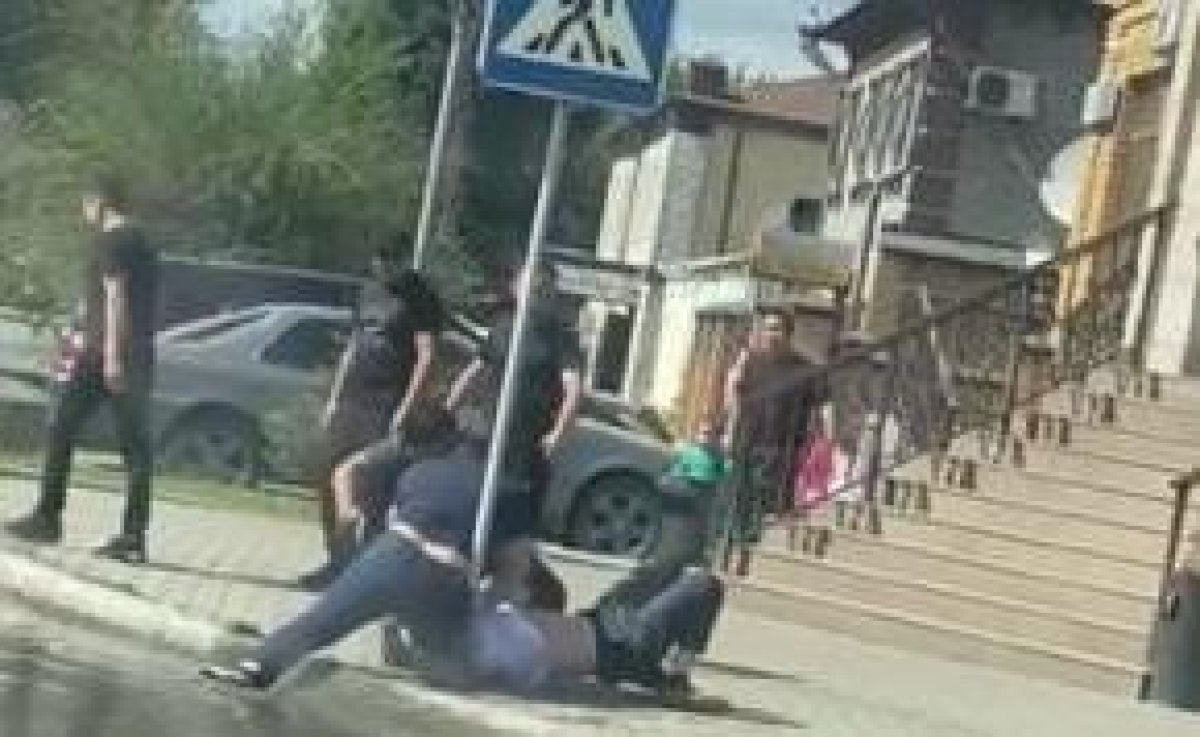 Семейде полиция ғимараты алдында төбелес болды