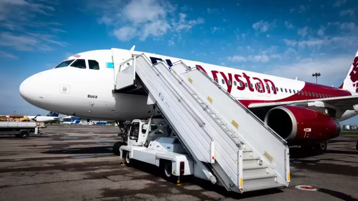 FlyArystan қызметкері жолаушыға орысша жауап беріп, ұшақта дау шыққан