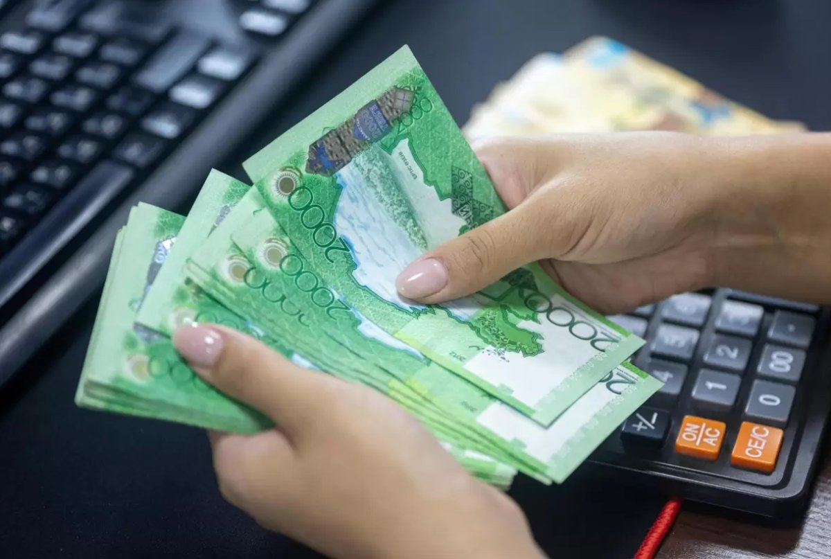 Банктер халықтың картасынан күніне 92 теңге “жеп”, пайда көріп отыр - экономист