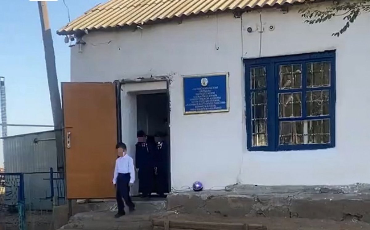 Батыс Қазақстандағы ауылда оқушылар тозған ғимаратта білім алуда