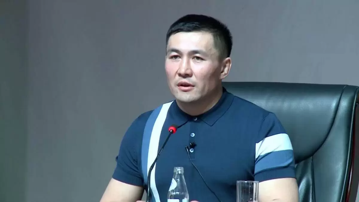 Өзекті сауал қоюдың орнына депутат шешесін құттықтады: Әшімбаев пікірі