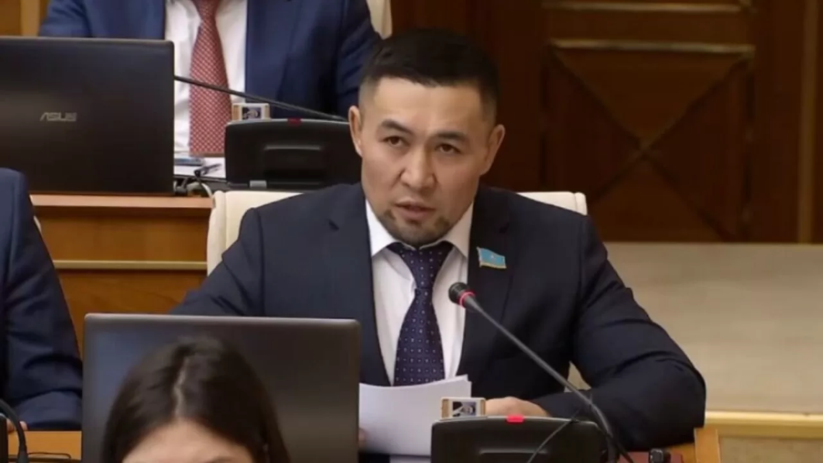 Назаров өзекті мәселе көтерудің орнына неге шешесін құттықтағанын түсіндірді