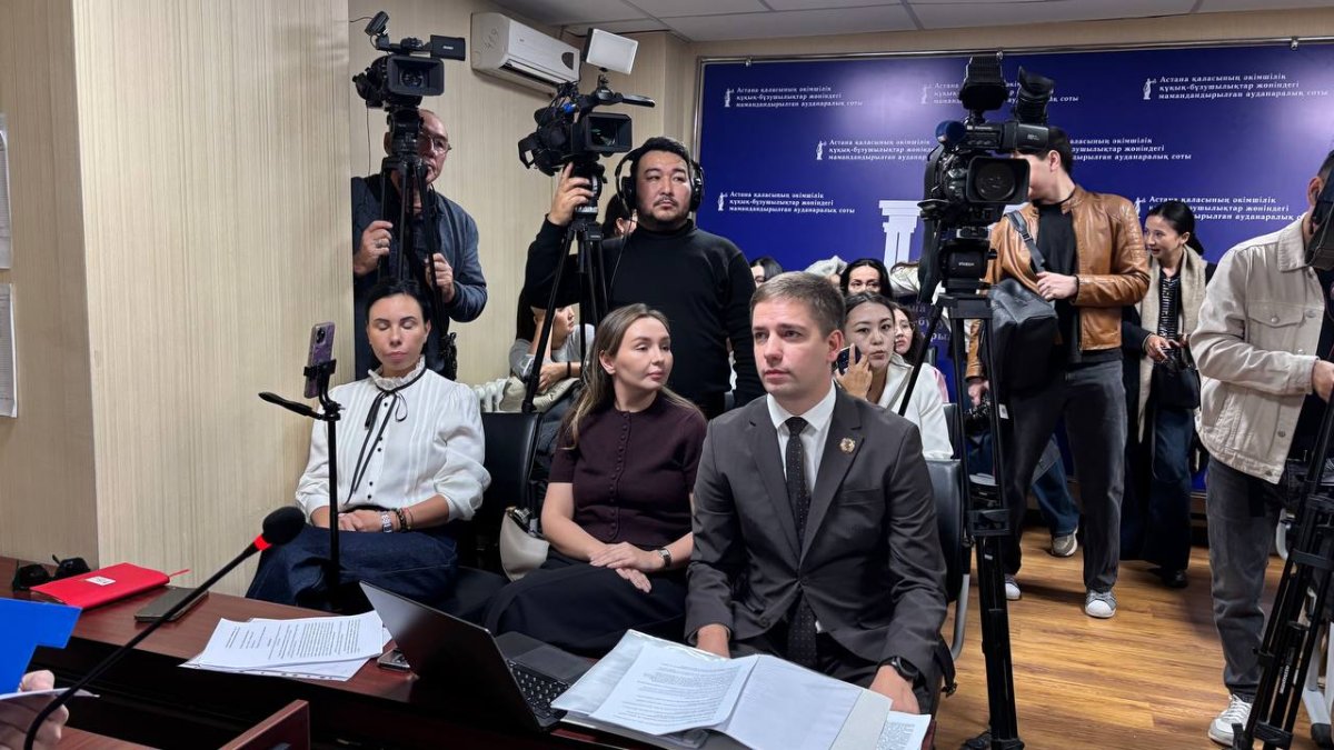 Жанәбіловтер соты: блогерлер ұтысын "лохотрон" деген шенеунік судьядан ескерту алды